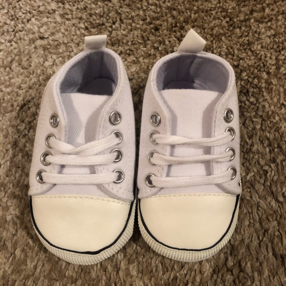White baby sneakers converse look a like